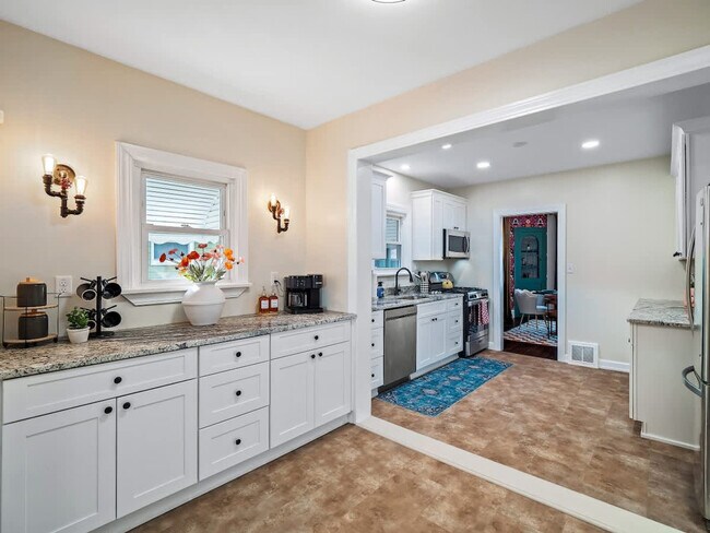 Building Photo - 2001 Tampa Ave