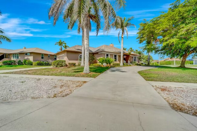 Building Photo - Beautiful Rental Home With Pool in Desirab...