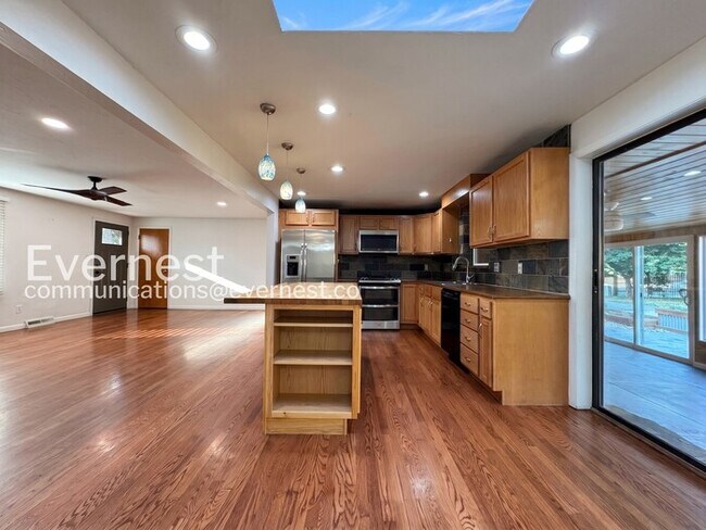 Building Photo - 4-Bed/2-Bath House Charming Home with Fenced Yard/ Available Now!