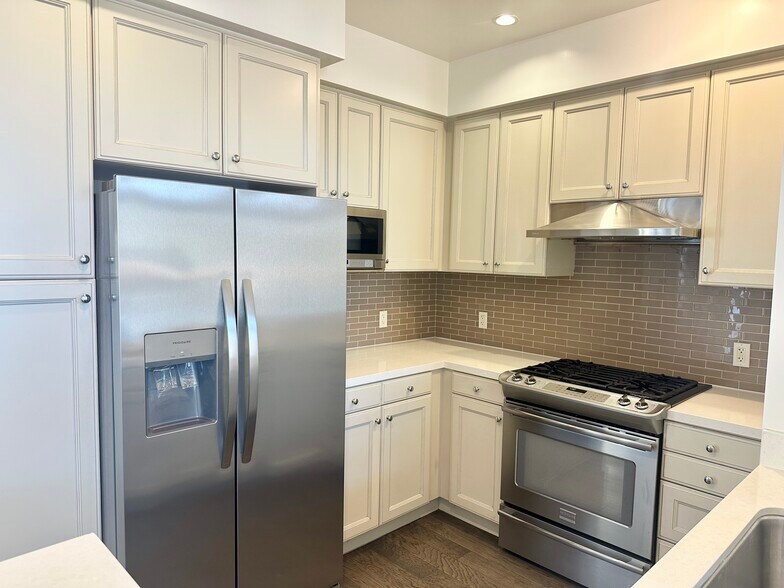 Building Photo - 1625 Granville Ave