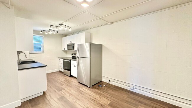 Building Photo - Upgraded & Remodeled Unit in Fallbrook!  H...