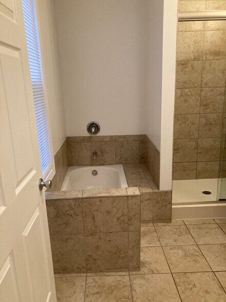 Building Photo - 2810 S Lenox St