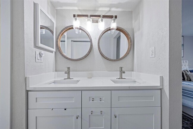 Building Photo - 1008 Apollo Beach Blvd