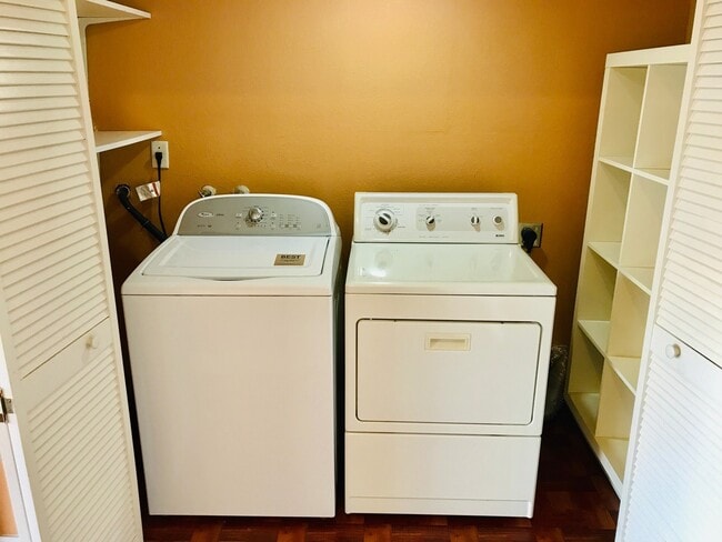 Building Photo - Beautiful 3 Bed 2.5 Bath Santa Clara Townh...