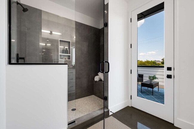 Building Photo - 1806 Lischey Ave