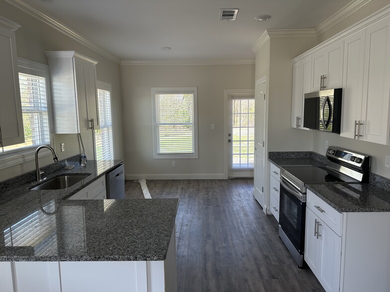 Building Photo - 191 Willowbrook Dr