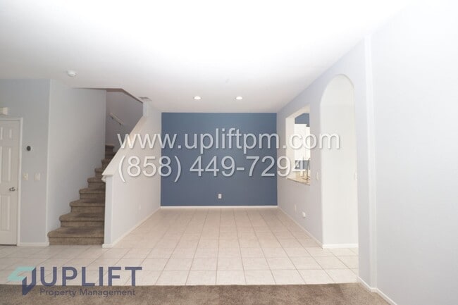 Building Photo - 4 Bed 2.5 Bath Townhouse in Oceanside AVAILABLE NOW!