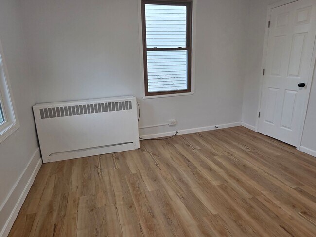 Building Photo - Newly Updated 2 bedroom apartment located ...