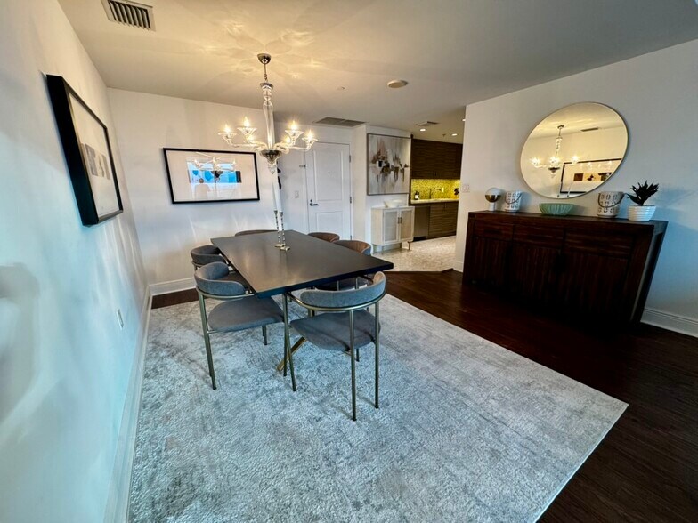 Dining area - 1250 S Miami Ave