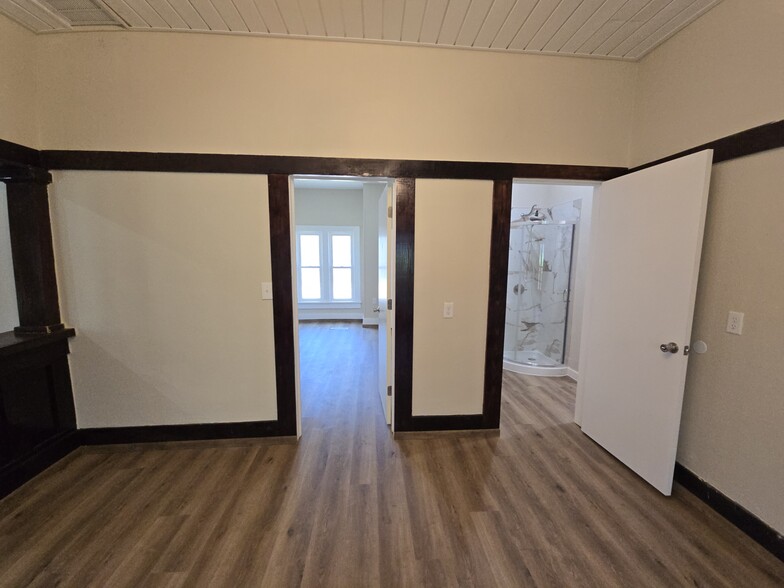 Main Bathroom and 2nd Central Bedroom - 320 Chautauqua Ave