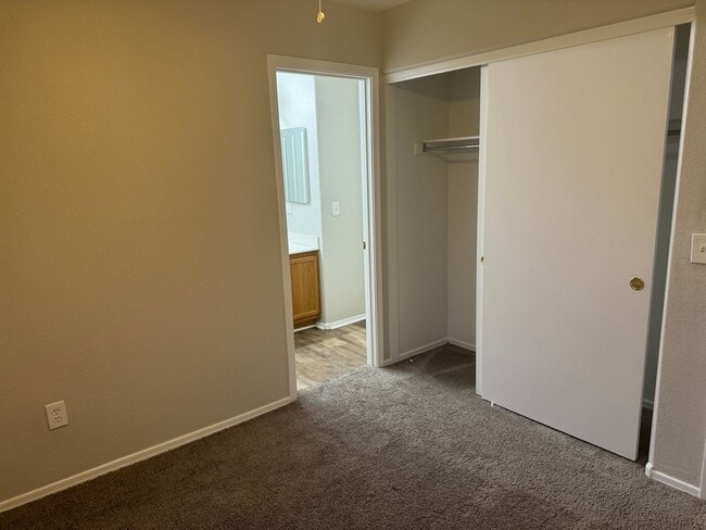 Building Photo - Fantastic 3-bedroom, 2-bathroom townhome  --  1/2 off first month's rent