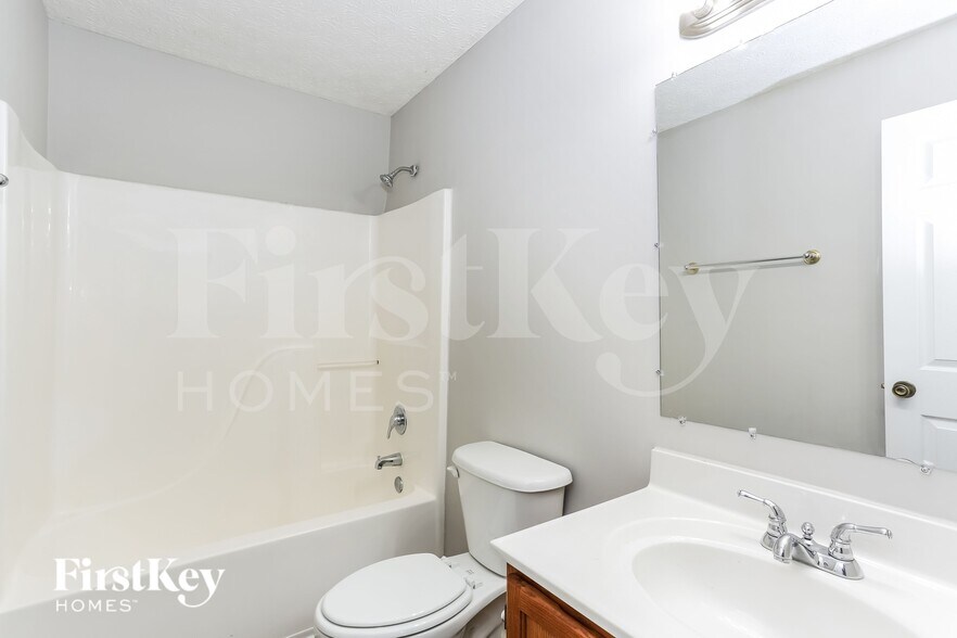 Building Photo - 81 Roxbury Dr