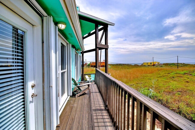 Building Photo - 9 La Playa