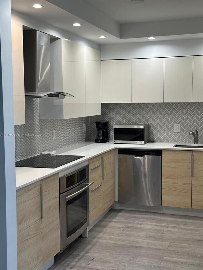 Building Photo - 5600 Collins Ave