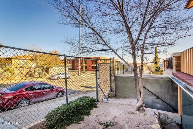 Building Photo - 619 E Nevada Ave