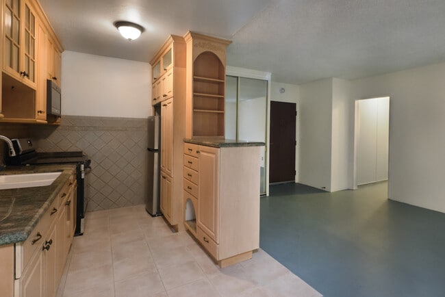 Building Photo - 250 Linden Ave