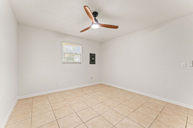 Building Photo - **FIRST MONTH FREE RENT OFFER** Charming 2-Bed Duplex Retreat in Edgewater, so close to the beach...