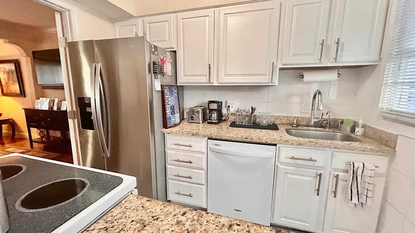 Building Photo - 800 NE 6th St