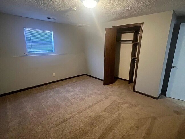 Building Photo - 431-431 Maple Grove Way