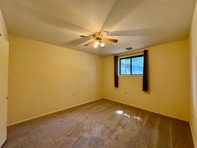 Building Photo - 2 Bedroom Condo in Pikesville/Courthaven