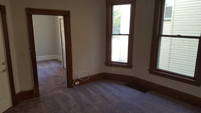 Building Photo - Charming 1-Bedroom Retreat on Colfax Ave – Your Cozy Minneapolis Haven Awaits!