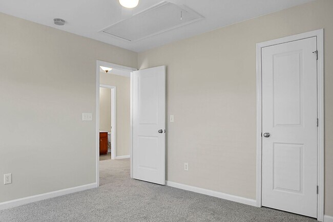 Building Photo - Comfortable Living, 4 BR 2.5 BA Home, Two Car Garage