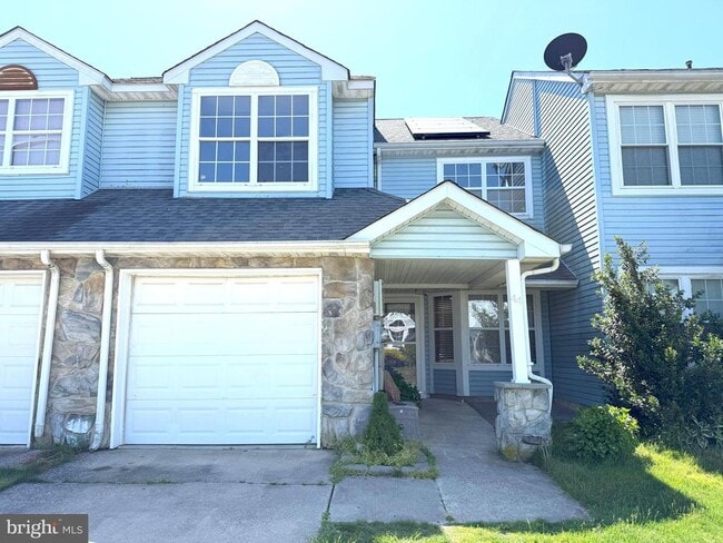 Primary Photo - 44 Pondview Ln