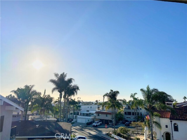 Building Photo - 402 S Ola Vista