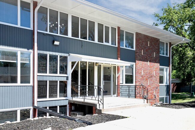 Building Photo - Top-Floor 2-Bedroom Apartment with Vaulted Ceilings!