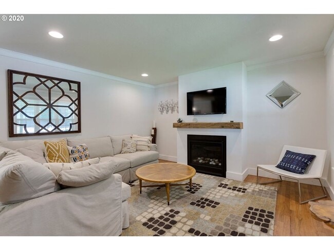 Building Photo - LAKE OSWEGO/LAKE GROVE LARGE UPDATED HOME ...