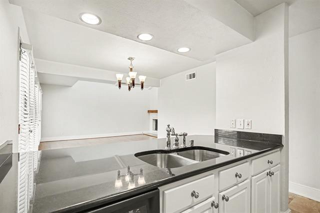 Building Photo - 5926 Sandhurst Ln