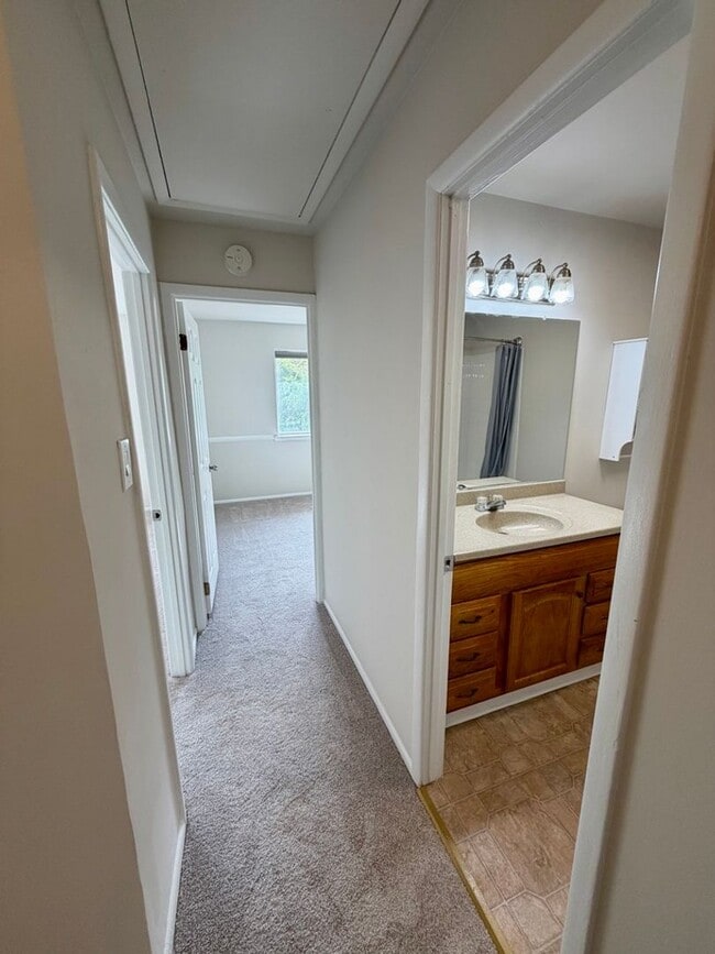 Building Photo - 916 Cobble Creek Curv