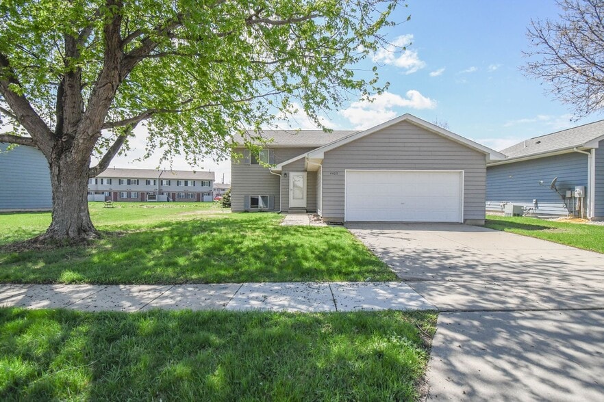 Building Photo - 4405 W Antelope Dr