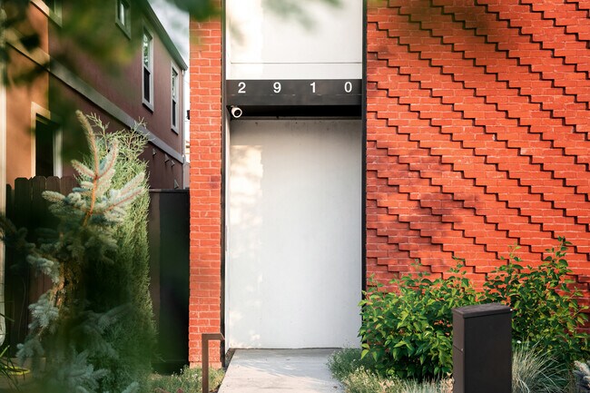 Building Photo - 2910 Arapahoe St