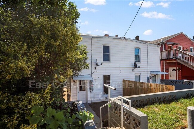 Building Photo - 803 S Potomac St