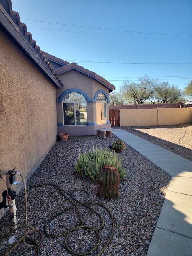 Building Photo - "Charming 3-Bedroom Oasis in Sahuarita - Spacious Living Awaits!"