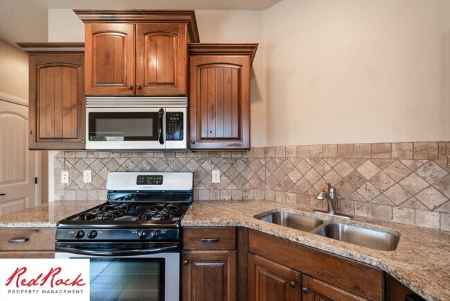 Building Photo - Dog Friendly, Beautiful Southgate Townhome!