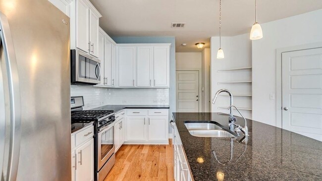 Building Photo - 2215 Capulet St
