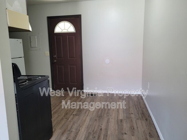 Building Photo - 130 Elm St