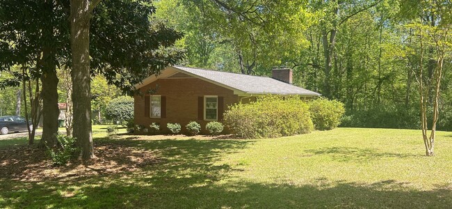 Building Photo - Three Bedroom Two Bathroom Brick Home!