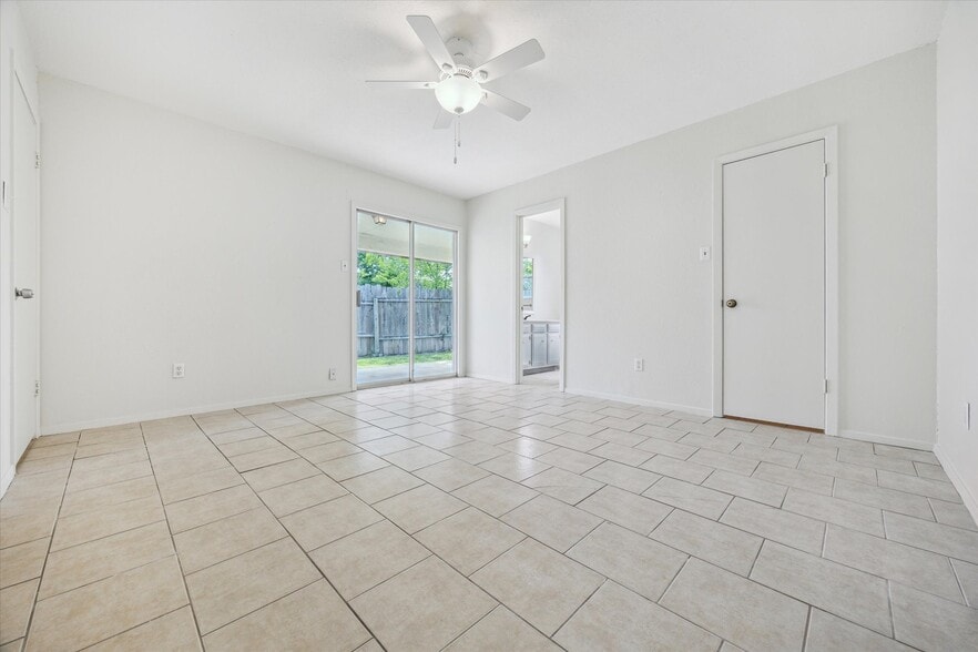 master bedroom looking into back yard - 2007 Old W Pl