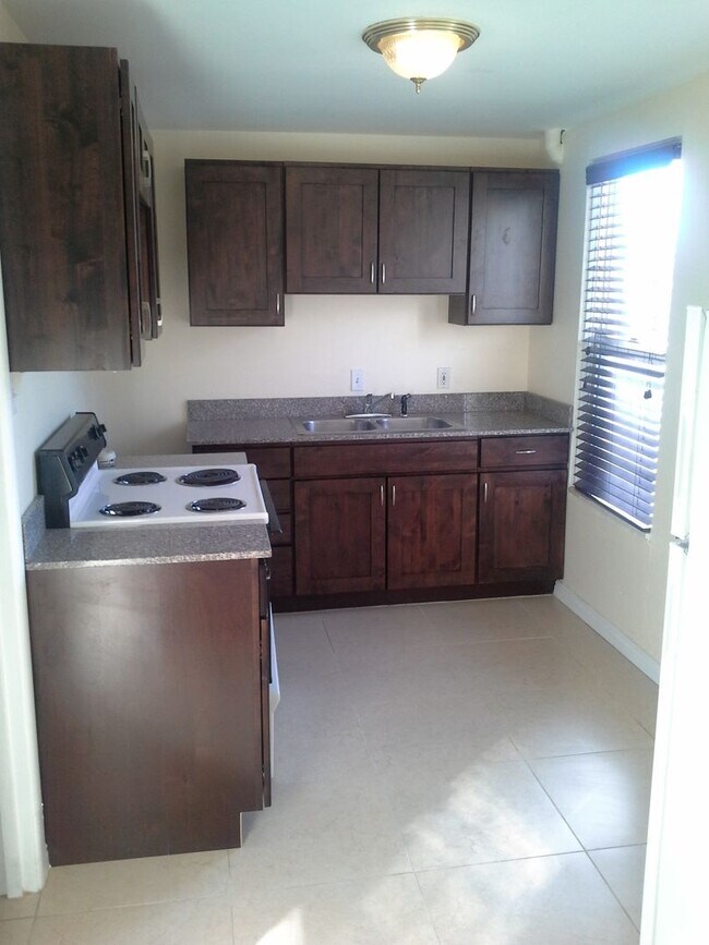 Building Photo - Affordable Downtown Apartment