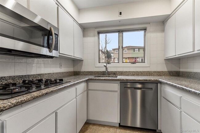 Building Photo - 6 Regina Pl