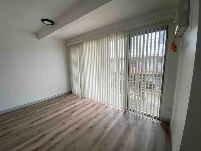 living room - 1640 N Hobart Blvd