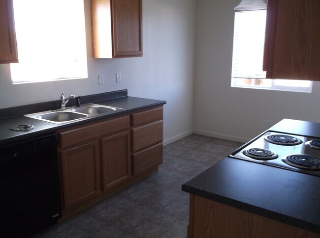 Building Photo - 205 Hunters Way