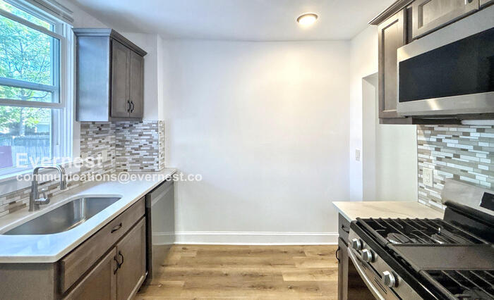 Building Photo - 1442 Hamlet St