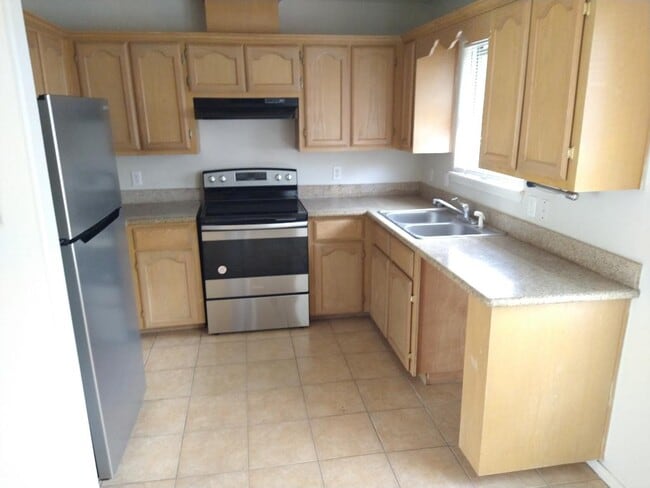 Building Photo - 1001 Cedarwood Dr