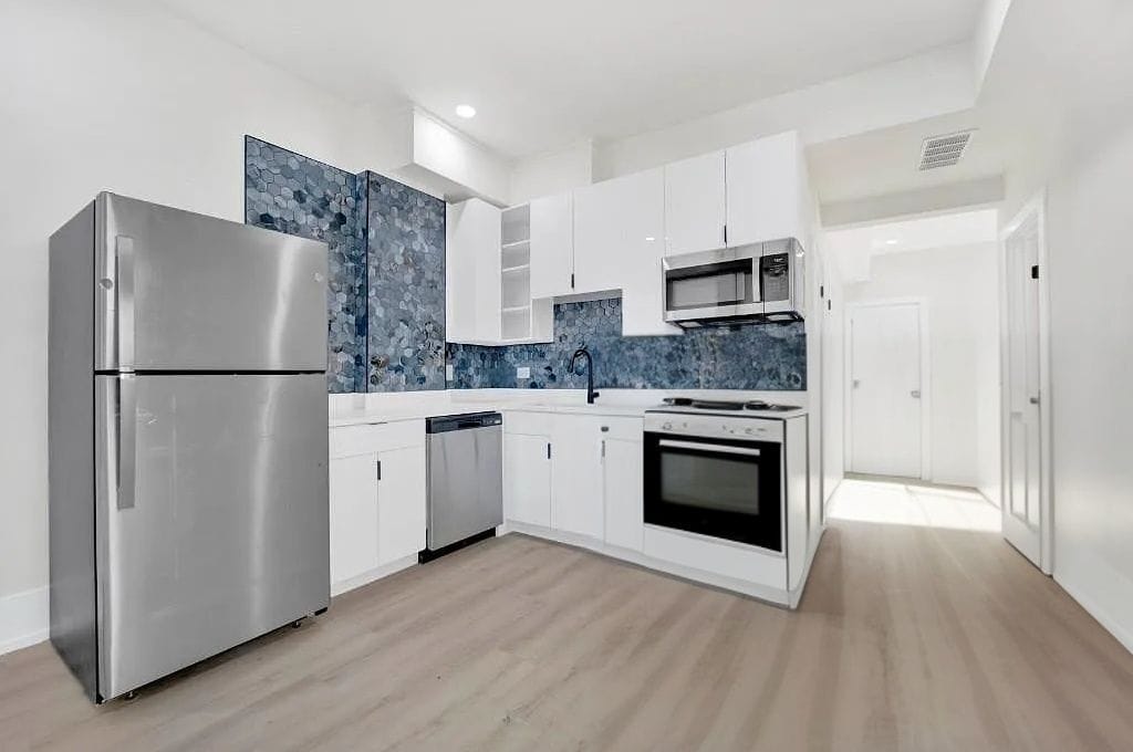 Building Photo - 944 N Damen Ave