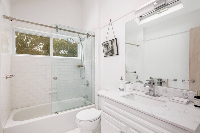 Building Photo - 43 Wooded Oak Ln