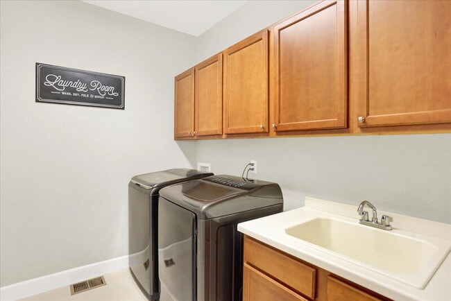 Building Photo - 7576 Oasis Dr